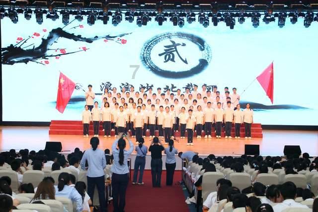 军阀把皇位托付给小舅子，后者去领旨，却发现宫里暗藏500刀斧手
